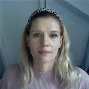 Profesora de conocimiento de ruso e inglés imparte clases a adultos y adolescentes